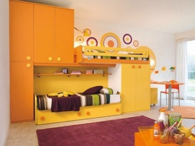 Детская  комната с двухъярусной кроватью желтого цвета