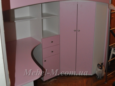 Детская кровать двухъярусная для девочки розовая с столиком