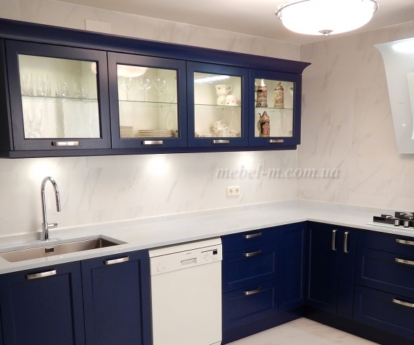 Синяя кухня с крашеными фасадами