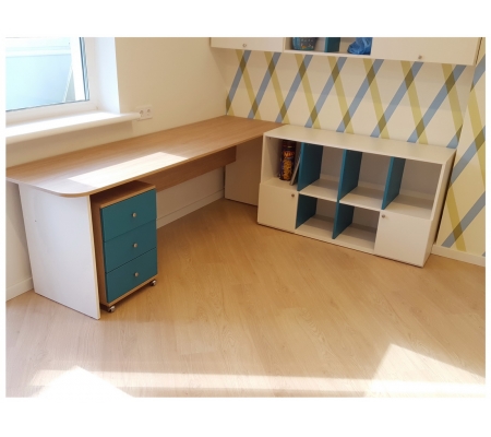 Детская мебель стол и шкаф