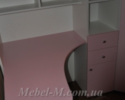 Детская кровать двухъярусная для девочки розовая с столиком